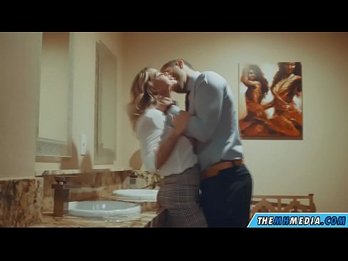 ❤️ 当一个胸大无脑的金发女郎在公共厕所里勾引你时 ️ Just porn﹏﹏